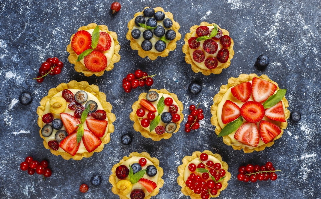 Przykładowe przepisy na smaczne i lekkie desery z owoców niskokalorycznych